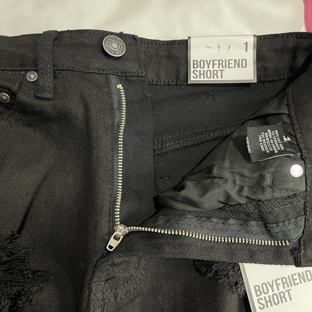 NWT Almost Famous Boyfriend Distressed Jean Shorts Black Size 1 - Picture 4 of 9